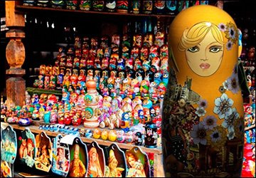 Современные куклы и русские матрешки