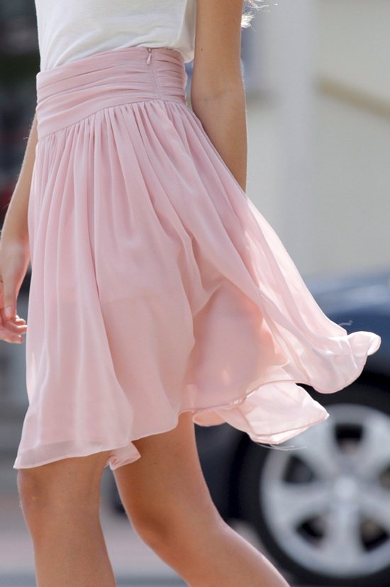 Девушка в розовой юбке
