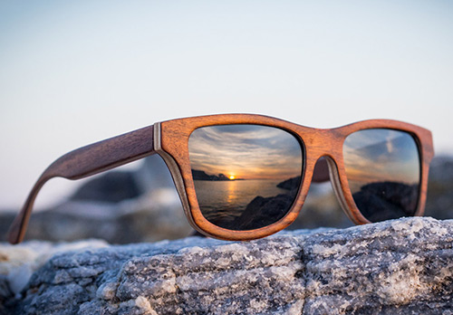 Преимущества солнцезащитных очков в деревянной оправе