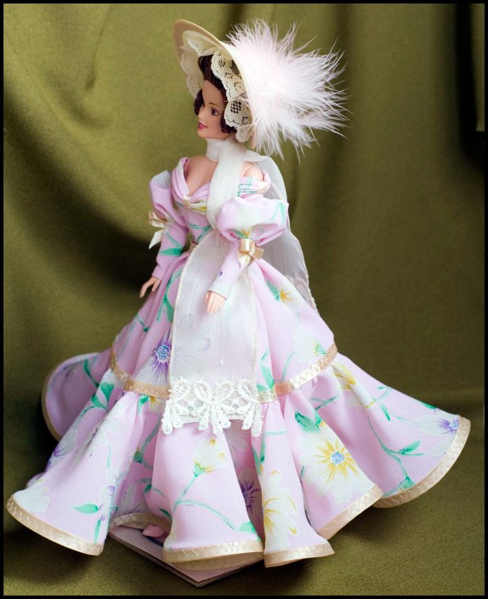 ДЕТСКАЯ ШВЕЙНАЯ МАШИНКА. Как сшить платье для куклы барби. Детский канал Расти вместе с нами.