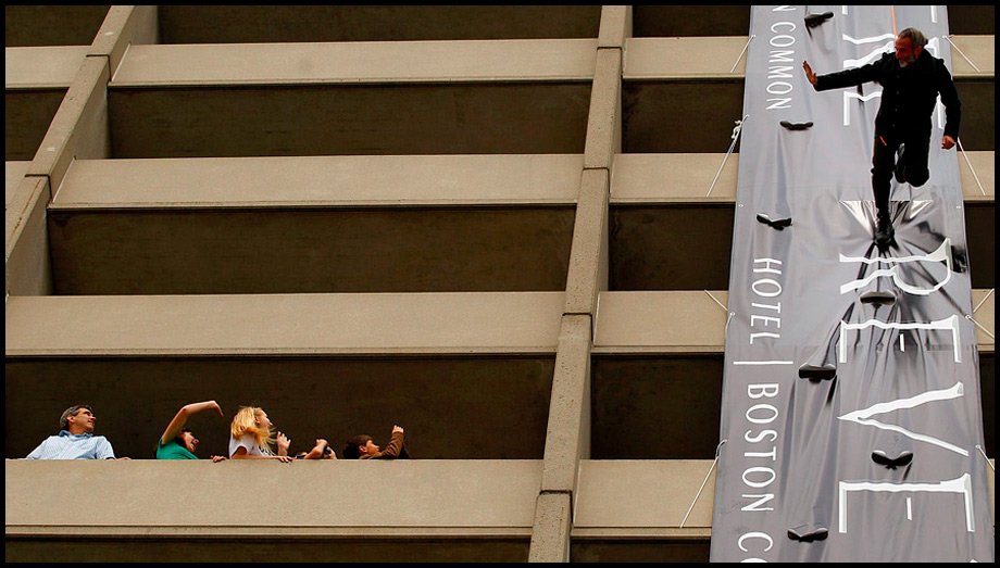 24 stories. Вертикальный показ мод. Подиум Вертикаль. Ted Baker показ на стене отеля.