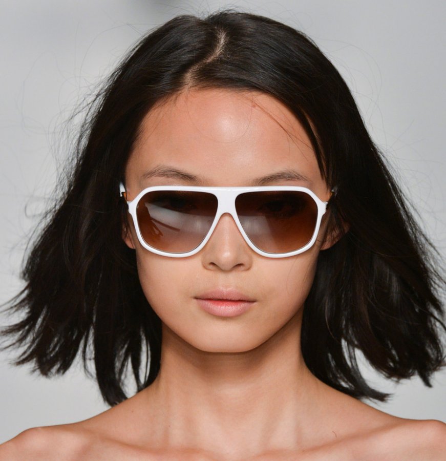 Брюнетка в солнцезащитных очках, фото