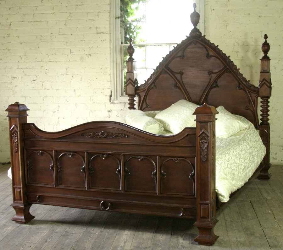 Готическая кровать, фото