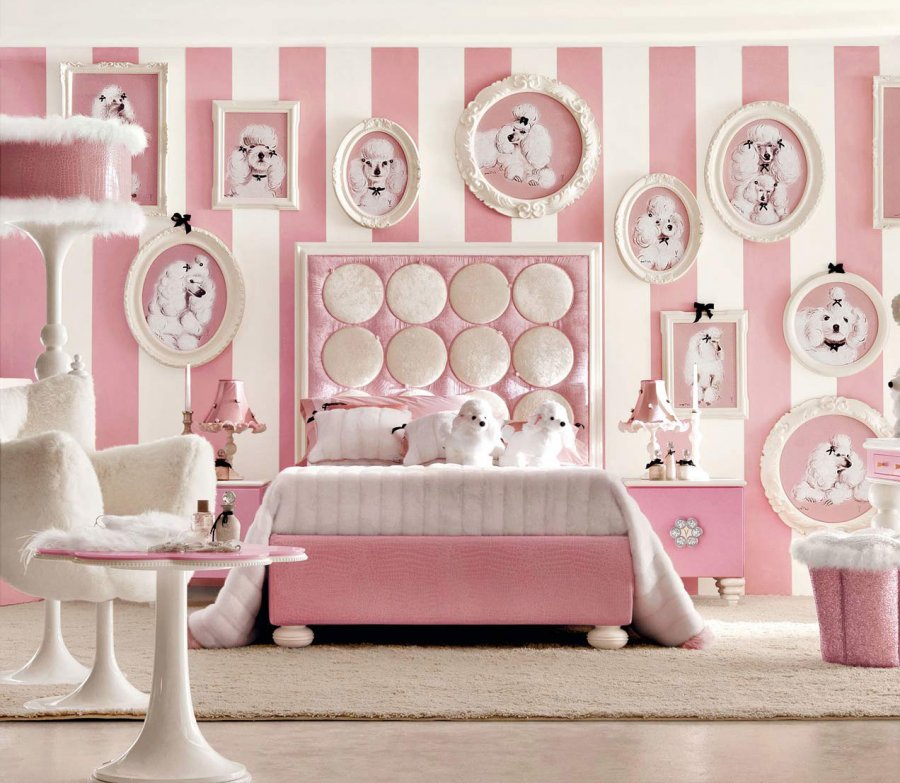 Розовая кровать в интерьере спальни