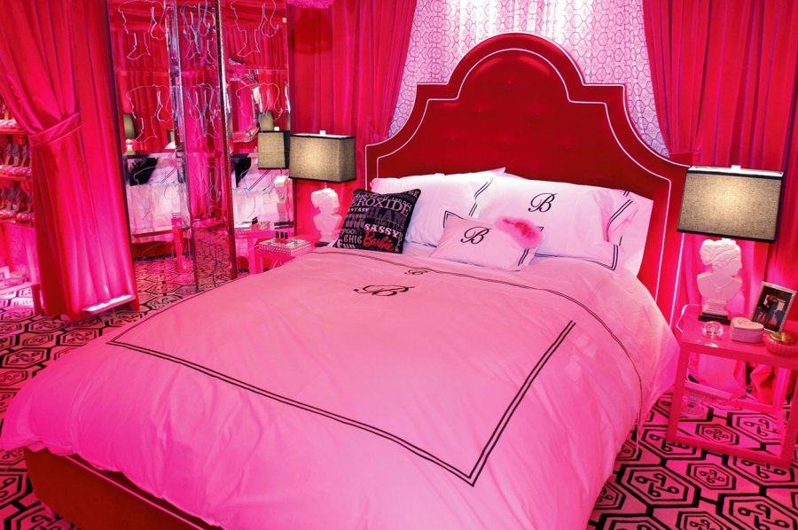 Спальня с розовой мебелью
