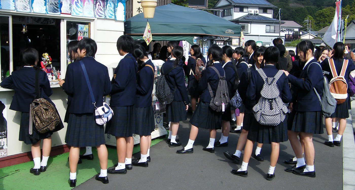 Японки школа видео. Японские школьники. Японская Школьная форма настоящая. Настоящая Школьная форма в Японии. Настоящие японские школьники.