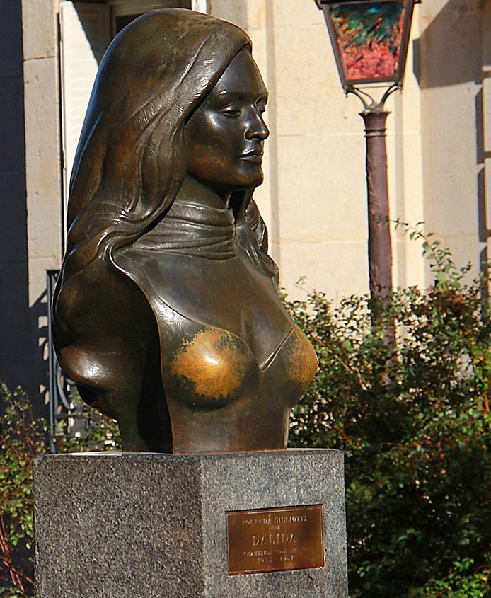 Памятник певице Далиде