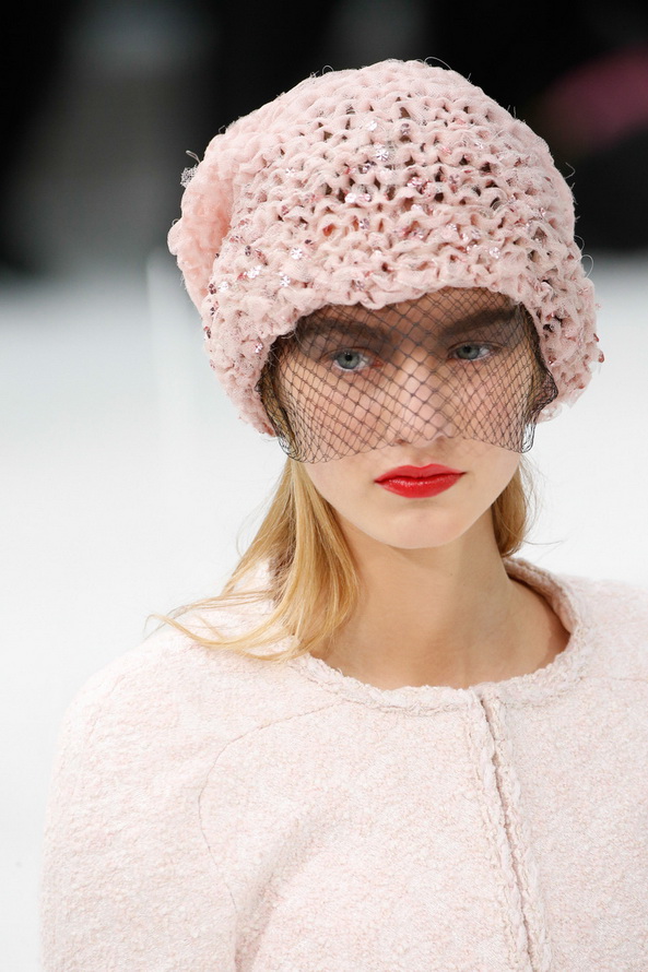 Вязаная шапочка Chanel весна-лето 2015