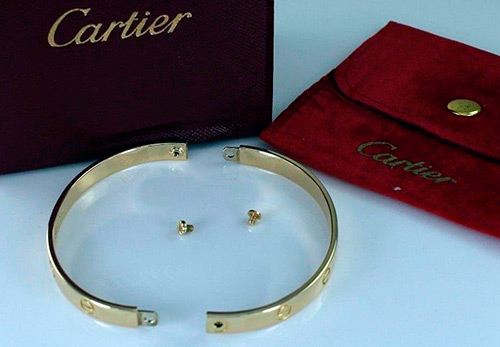 Шикарные золотые браслеты для влюбленных от Cartier