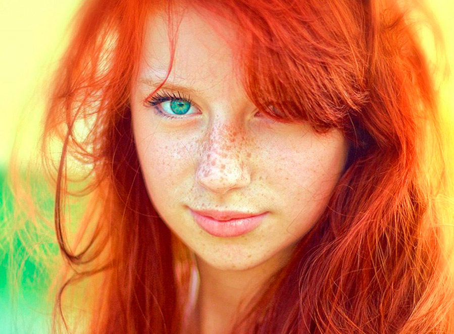 Сколько людей с рыжими волосами и зелеными глазами