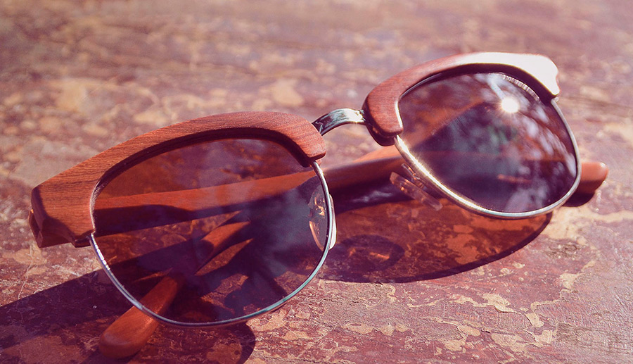 Обожаю очки. Солнцезащитные очки с деревянной оправой. Оправы для очков солнцезащитных с коричневым. Солнцезащитные очки в деревянной оправе женские. Очки дерево оправа.