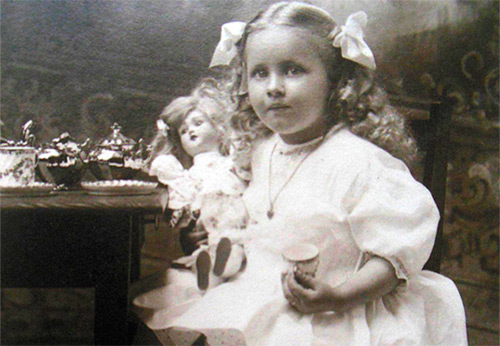 Девочки с любимыми куклами на антикварных фото