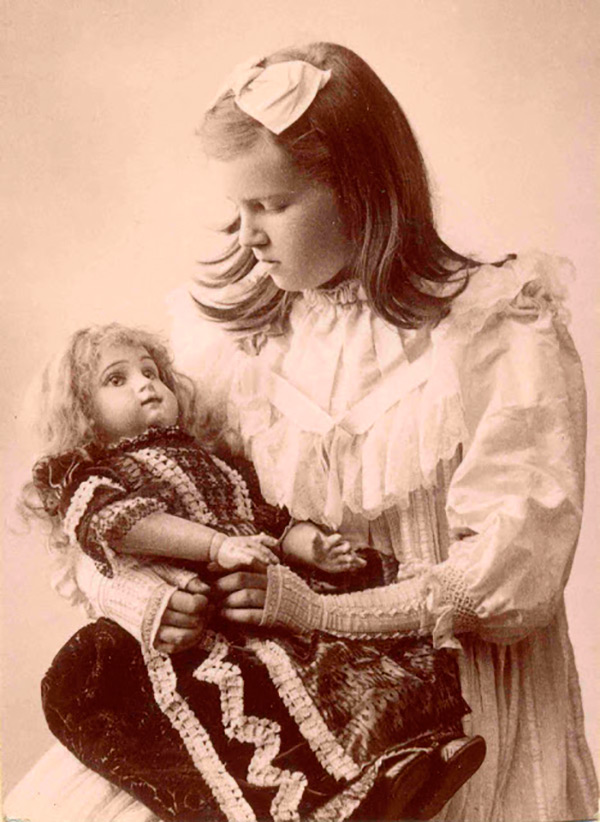 Девочки с любимыми куклами на антикварных фото