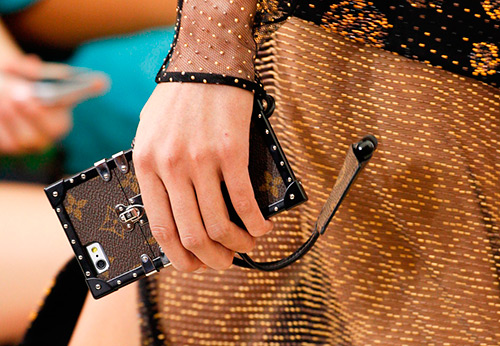 Чехлы из кожи крокодила для iPhone 7 от Louis Vuitton