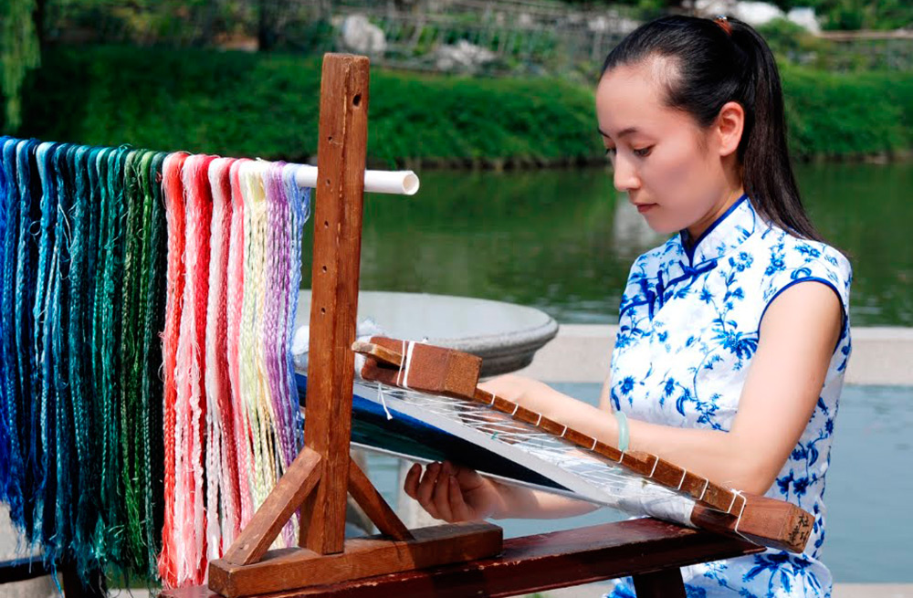 Китайская вышивальщица