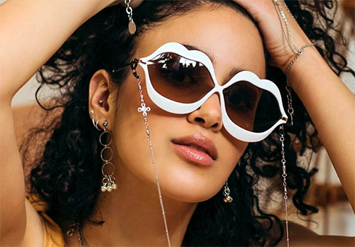 Солнцезащитные очки на цепочке – модная тенденция