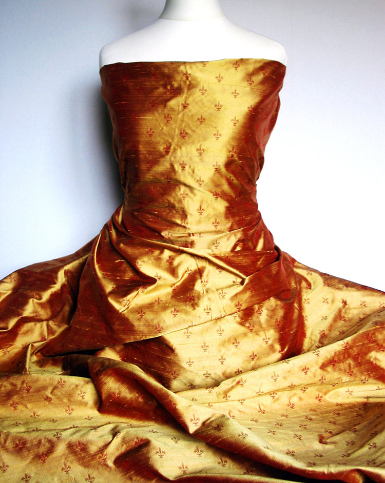 Вечернее платье из ткани шанжан
