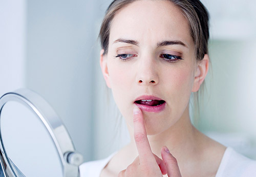 Почему сохнут губы у женщин – ищем причины