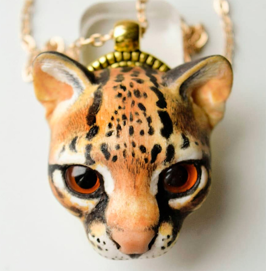 Леопард в украшениях и модной бижутерии