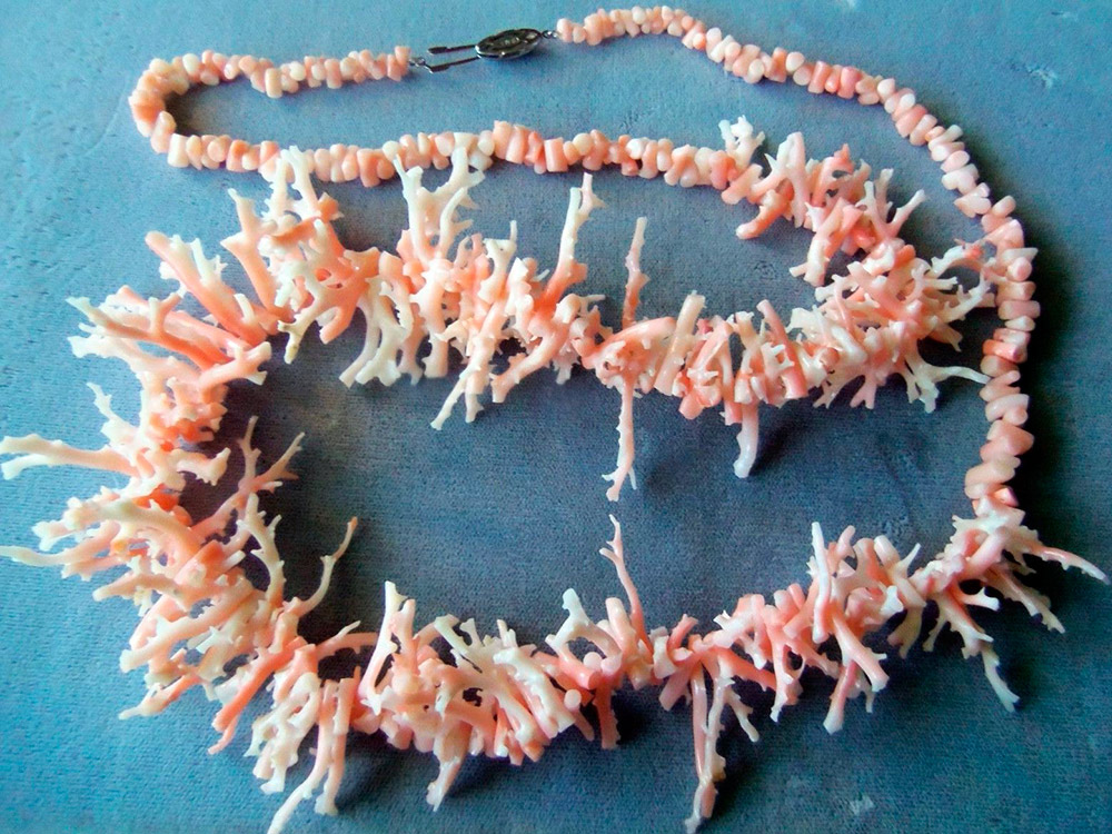 Ожерелье из розового коралла