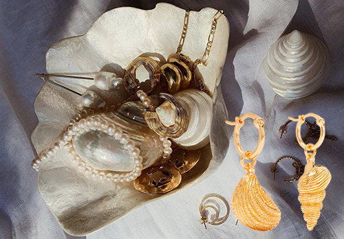Ожерелья и серьги с ракушками – самые модные украшения