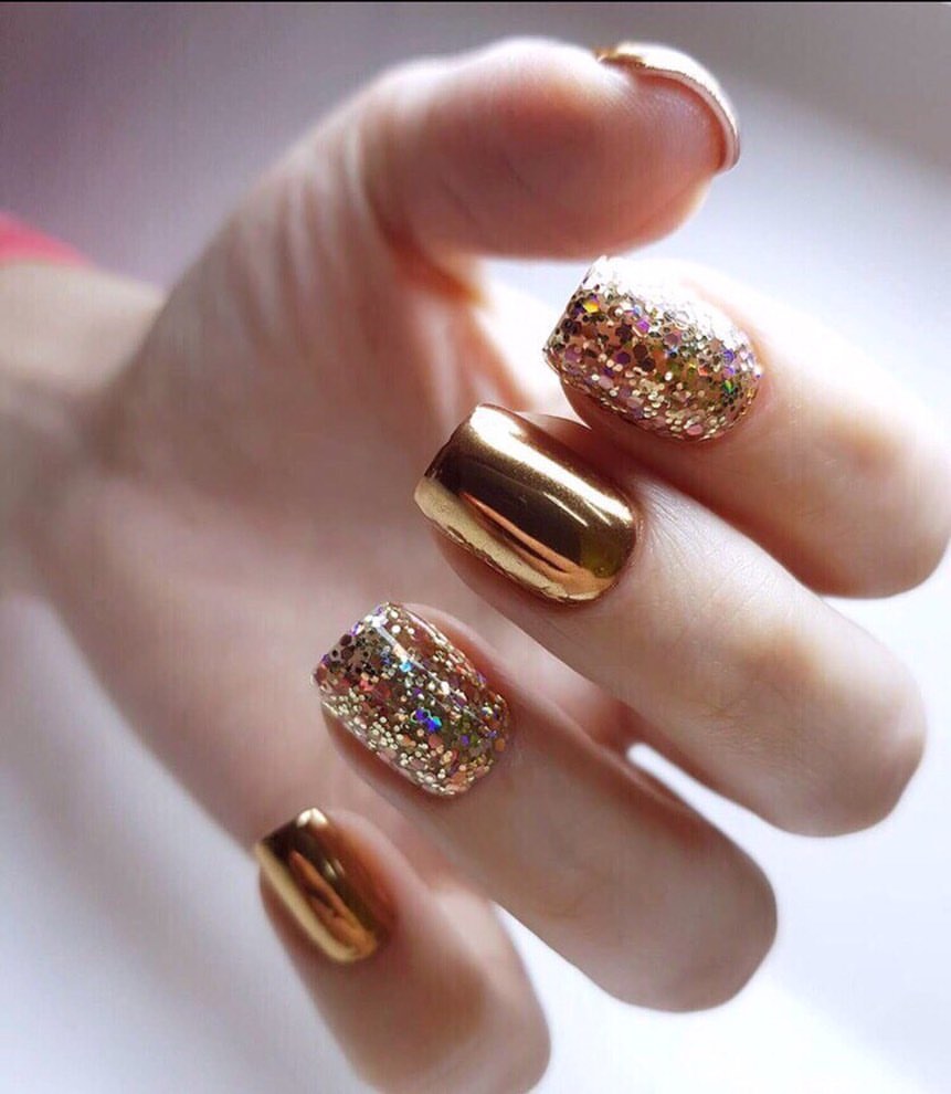 Золотые блестящие ногти