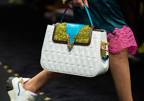Модные аксессуары Versace – сумки и обувь 2019-2020