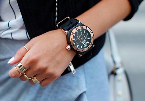 Можно ли женщине носить мужские часы: модная тенденция