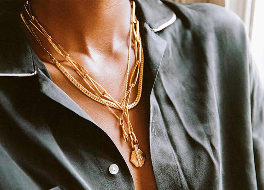 Как носить цепи и ожерелья: модный тренд 2022