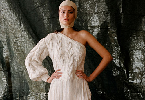 Платье с одним рукавом: модный тренд асимметрия