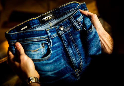 Что надеть с джинсами мужчине: идеи образов