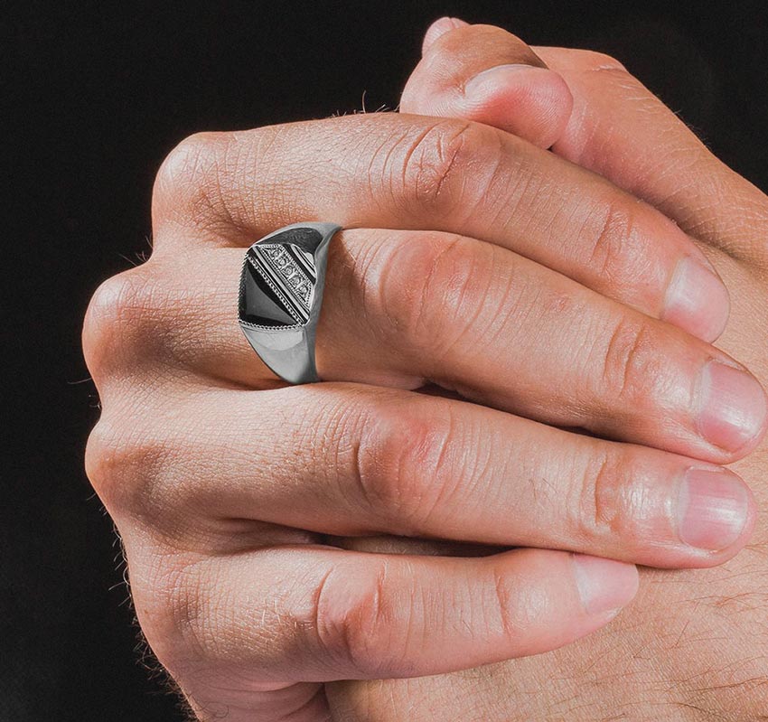 На какую руку одевать кольцо мужчине. Кольцо перстень. Кольцо на палец мужское. Перстень мужской на пальце. Мужские кольца на руке.