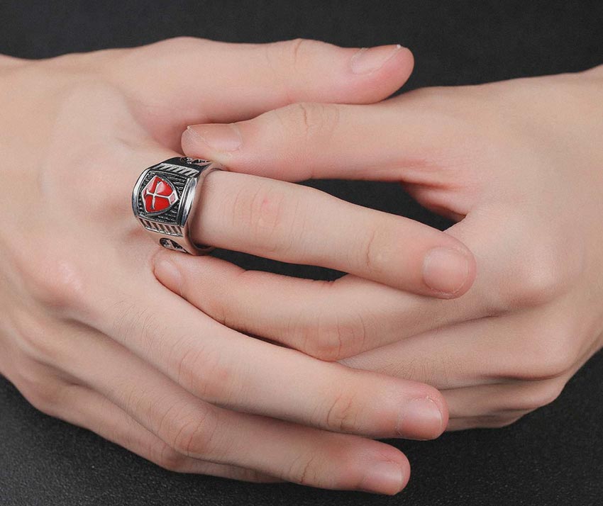 Перстень на указательном пальце